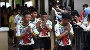 Tailandia: salen de hospital los 12 niños y su entrenador atrapados en una cueva