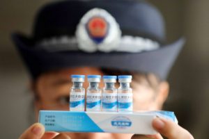 CHN1. RONGAN (CHINA), 23/07/2018.- Una oficial de seguridad revisa vacunas en Rongan, China, hoy, 23 de julio de 2018. El Gobierno chino ha abierto una investigación a una empresa farmacéutica por un nuevo escándalo de vacunas debido a presuntas irregularidades en dos de sus productos detectadas este mes, informaron hoy medios locales. EFE / TAN KAIXING PROHIBIDO SU USO EN CHINA