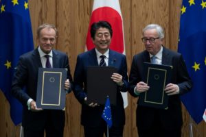 Unión Europea y Japón firman histórico acuerdo de libre comercio