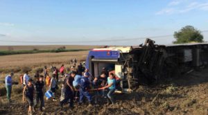 Al menos diez muertos y 73 heridos al descarrilarse un tren en Turquía