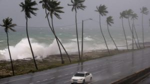 Chris se convierte en huracán alejado de la costa de EEUU