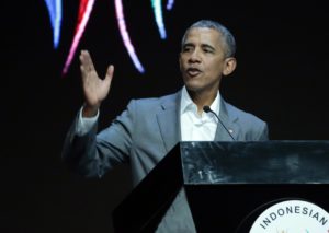 BGS01. Jakarta (Indonesia), 01/07/2017.- Former US president Barack Obama gestures as he gives a speech during the 4th Congress of the Indonesian Diaspora in Jakarta, Indonesia, 01 July 2017. Obama is in Jakarta as part of his ten-day family holiday in Indonesia. EFE/EPA/BAGUS INDAHONO