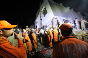 -FOTODELDÍA-IND100. GREATER NOIDA (INDIA), 18/07/2018. Trabajadores de rescate de la Fuerza Nacional de Respuesta a Desastres (NDRF) de la India trabajan temprano en la mañana de hoy, miércoles 18 de julio de 2018, en el sitio del colapso de un edificio en Greater Noida, Uttar Pradesh (India). Según informes de noticias, el incidente tuvo lugar en la aldea de Shah Beri y se recuperaron dos cuerpos y se teme que cincuenta personas estén atrapadas. EFE/Harish Tyagi