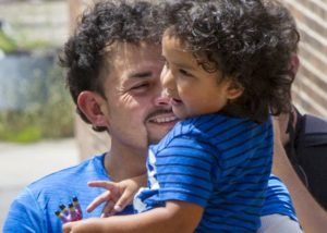 Niños migrantes se reúnen con sus padres en EEUU
