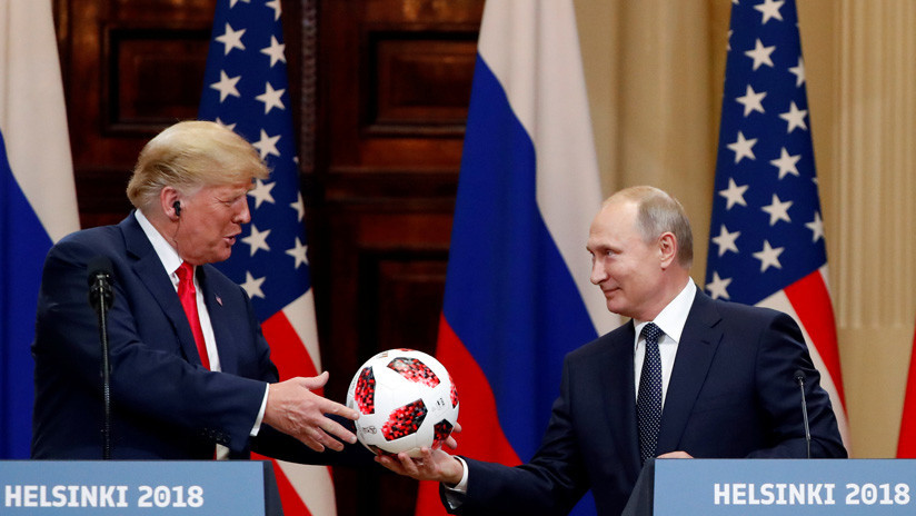Putin le regala el balón de Rusia 2018 a Trump durante encuentro en Helsinki