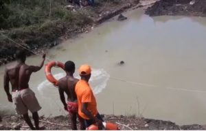 Buscan tres niños que se lanzaron a un afluente en SPM