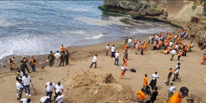 MOPC se mantienen limpiando en todo el litoral sur del Malecón de Santo Domingo