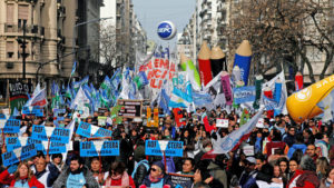 Argentina: docentes inician huelga de 48 horas en protesta por los bajos salarios