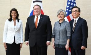 Nikki Haley, embajadora de EEUU en la ONU, el secretario de Estado Mike Pompeo, la ministra de relaciones exteriores surcoreana Kang Kyung-wha y el embajador surcoreano de la ONU Cho Tae-yul 