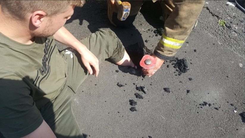 Un hombre queda atascado en el asfalto derretido por el calor en el Reino Unido