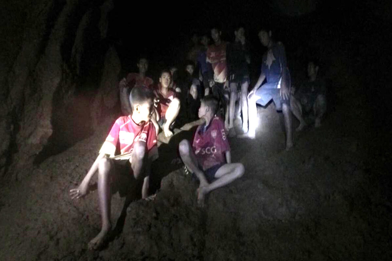 Rescatan seis de 12 niños atrapados en cueva de Tailandia