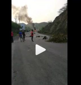 Protestan con quema de neumáticos en Quita Coraza de Barahona