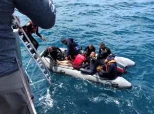 RUN12. PHUKET (TAILANDIA), 06/07/2018.- Efectivos de la Marina, policía y miembros de los servicios de rescate tailandeses rescatan el cadáver de un turista durante las labores de rescate de las víctimas de un naufragio frente a la costa de Phuket (Tailandia) hoy, 6 de julio de 2018. Los equipos de rescate ha sacado hoy 16 cadáveres del mar en el sur de Tailandia, con lo que sube a 17 el número de muertos mientras sigue la búsqueda de 41 desaparecidos en los dos naufragios del jueves frente a Phuket, uno de los principales destinos turísticos del país. EFE/ Str PROHIBIDO SU USO EN TAILANDIA