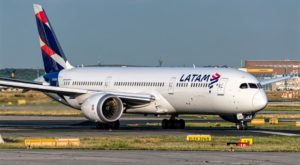 Adolescente chilena muere en avión de Latam en ruta Miami-Santiago