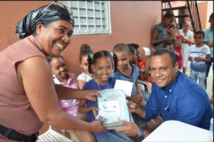 Fundación Vuelve a Vivir dona útiles escolares a más de 800 niños de escasos recursos de SDO