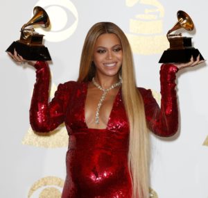 epa05790127 Beyonce poses in the press room during the 59th annual Grammy Awards ceremony at the Staples Center in Los Angeles, California, USA, 12 February 2017. Beyonce won the Best Urban Contemporary Album, 'Lemonade' and Best Music Video, 'Formation.' EFE/MIKE NELSON