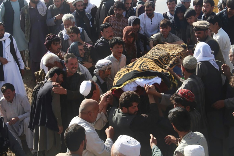 Aumentan a 35 muertos por atentado contra una mezquita chiita en Afganistán