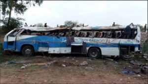 Pakistán: 20 muertos al colisionar un autobús con un camión cisterna