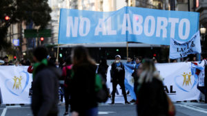 Manifestantes contra el aborto legal marchan en Argentina