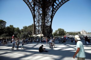 EPA2622. PARIS (FRANCIA), 02/08/2018.- Turistas esperan bajo la Torre Eiffel en París (Francia) hoy, 2 de agosto de 2018. Empleados de la Torre Eiffel han convocado una huelga para protestar en contra de las nuevas políticas de acceso al monumento. EFE/ Yoan Valat