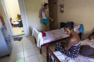 ACOMPAÑA CRÓNICA: BRASIL TRANSEXUALES - BRA50. SAO PAULO (BRASIL), 18/06/2016.- Fotografía del 7 de junio de 2016, de las transexuales Janaína (i), Poliana (c) y Agatha (d) en la habitación del 