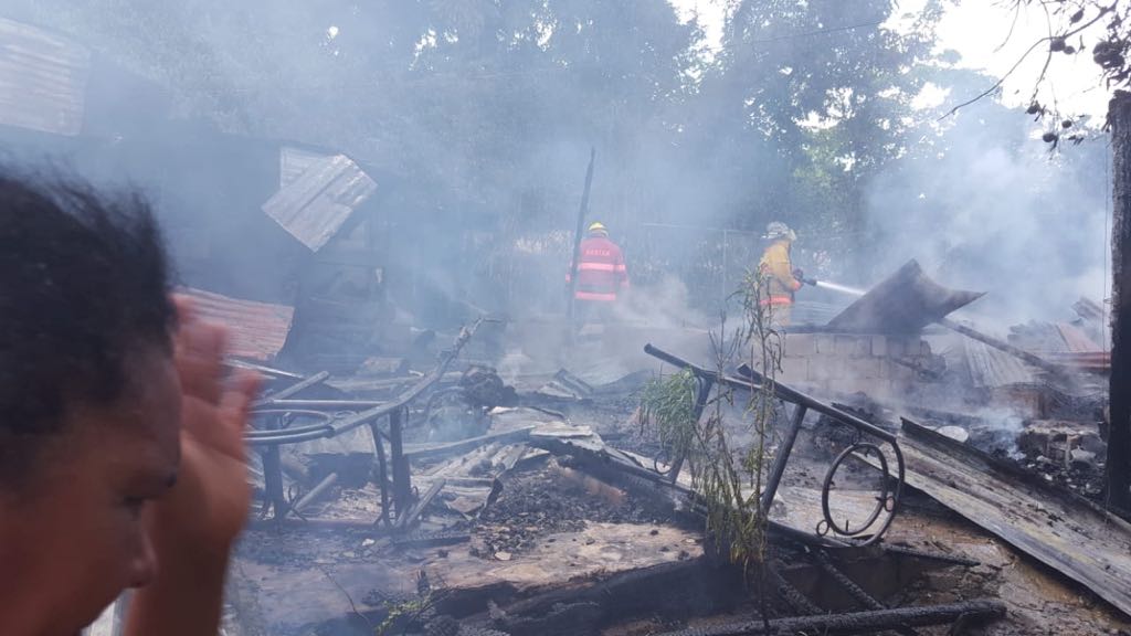 Muere niña durante incendio en vivienda de comunidad en Moca