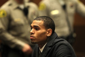 MAN03. LOS ÁNGELES (CA, EEUU), 06/02/2013. El cantante estadounidense Chris Brown se presenta hoy, miércoles 6 de febrero de 2013, en una Corte de Los Ángeles, California (EEUU). Brown está acusado de violar la libertad condicional al fallar los 180 días de trabajo comunitario, alegando que, en algunos casos, se encontraba en un estado diferente o en un avión cuando afirmó que estaba llevando a cabo la sentencia. Brown, de 23 años, está en libertad condicional desde junio de 2009, cuando se declaró culpable de agredir a su novia, la cantante Rihanna. EFE /DAVID MCNEW / POOL
