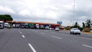 DIGESETT empieza a retirar luces LED de vehículos; camioneros cierran peaje Las Américas