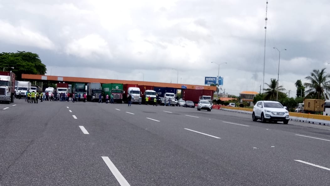 DIGESETT empieza a retirar luces LED de vehículos; camioneros cierran peaje Las Américas