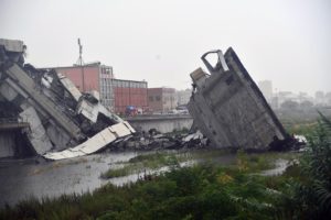 Al menos 11 muertos tras derrumbe de un viaducto en Génova
