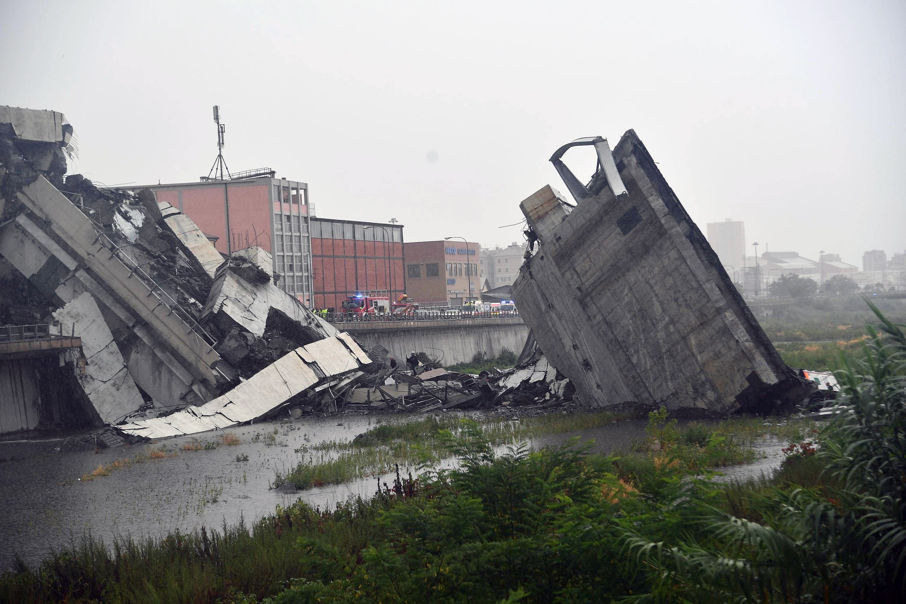Al menos 11 muertos tras derrumbe de un viaducto en Génova