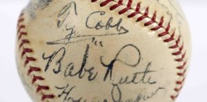 Subastan pelota firmada por Babe Ruth y Cy Young