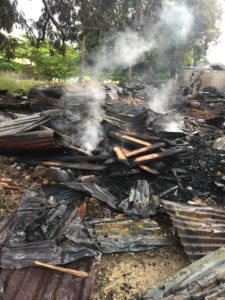 Fuego afecta taller de ebanistería y una casa en San Miguel de Manoguayabo