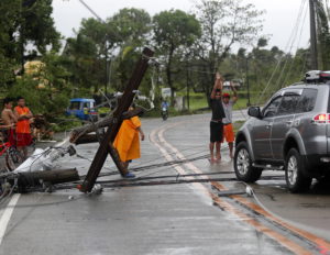 FRM31. Lal-lo (Philippines), 14/09/2018.- Fillipino villagers lift electric wires in the typhoon-hit town of Lal-lo, Cagayan province, Philippines, 15 September 2018. Mangkhut, the most powerful typhoon to hit the Philippines in the last five years, has weakened slightly after its passage through the northern part of the country, with sustained winds of 170 kilometers per hour and gusts of up to 260 kilometers per hour without any reports of casualties so far, authorities said. Over 50,000 people in all regions expected to be struck by the typhoon have been evacuated although over 5.2 million Filipinos living in a 125 kilometer radius from Mangkhut's trajectory will feel its impact, according to the National Disaster Risk Reduction and Management Council. (Filipinas) EFE/EPA/FRANCIS R. MALASIG