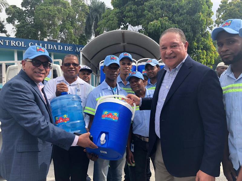 CAASD dota a brigadas de termos y galones de agua para asegurar hidratación correcta de sus trabajadores