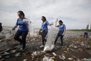 ACOMPAÑA CRÓNICA: PANAMÁ OCÉANOS - PM11. CIUDAD DE PANAMÁ (PANAMÁ), 23/09/2018.- Voluntarios participan en una jornada de limpieza de playas en un sector de la Bahía de Panamá hoy, domingo 23 de septiembre de 2018, en Ciudad de Panamá (Panamá). Miles de ciudadanos participaron hoy en Panamá en una limpieza de playas con el objetivo de darle visibilidad al grave problema medioambiental de la contaminación de los océanos, y crear conciencia sobre la importancia de reducir el consumo de plásticos y hacer una buena disposición de los residuos. EFE/Carlos Lemos