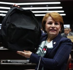 Miembros de sociedad civil no creen versión de diputada Lucía Medina sobre mochilas
