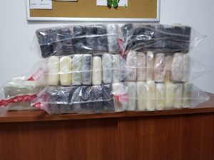 Autoridades decomisan 91 kilos de cocaína en el AILA
