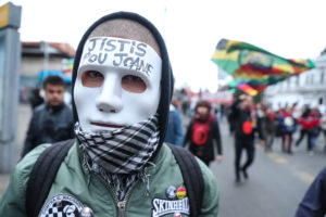 CH08. SANTIAGO (CHILE), 30/09/2018.- Un manifestante con una máscara con la inscripción 
