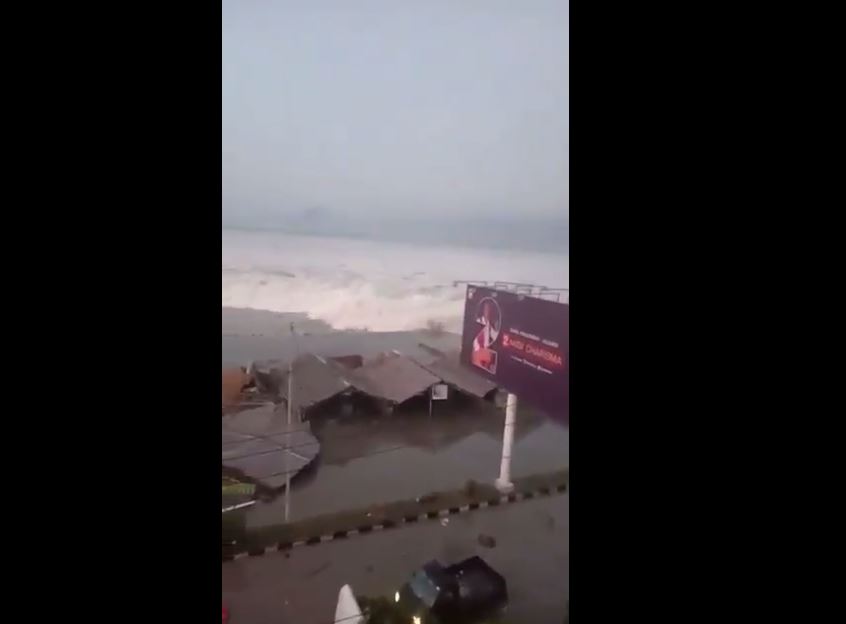 VIDEO: se registra tsunami en Indonesia tras fuerte terremoto en isla de Célebes