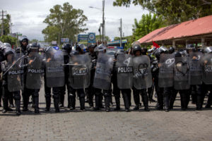 MDN07. MANAGUA(NICARAGUA), 23/09/2018.- Miembros de la policía nacional bloquean marcha opositora 