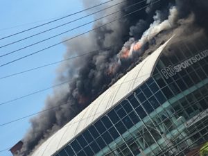 Incendio afecta plaza comercial en la autopista San Isidro