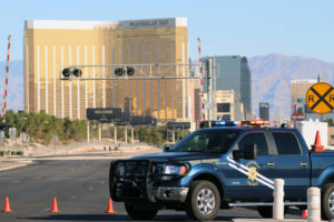 MIA24. LAS VEGAS (EE.UU.), 02/10/2017.- La policía de Las Vegas acordona las inmediaciones de Las Vegas Strip, zona de hoteles, casinos y resorts más grandes del mundo, hoy, lunes 2 de octubre de 2017, en Las Vegas (EE.UU.). Las Vegas, una ciudad más que acostumbrada al ruido, a las multitudes y a la algarabía, no sale del estupor tras la peor matanza por arma de fuego registrada en Estados Unidos, con al menos 58 muertos. Stephen Paddock, un hombre blanco de 64 años, abrió fuego desde su habitación del piso 32 del hotel Mandalay Bay a las 22.08 hora local (05.08 GMT del lunes) contra más de 22.000 personas que asistían a un festival de música country, en la que ha sido considerada la peor masacre en la historia de EE.UU. EFE/Felipe Guerra