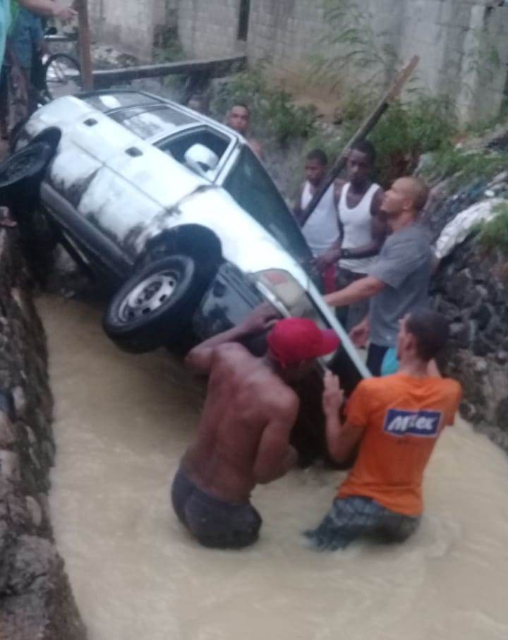 Defensa Civil reporta cinco viviendas inundadas y un carro arrastrado por las aguas en SDO