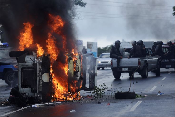 Manifestantes incendian un vehículo policial en Nicaragua
