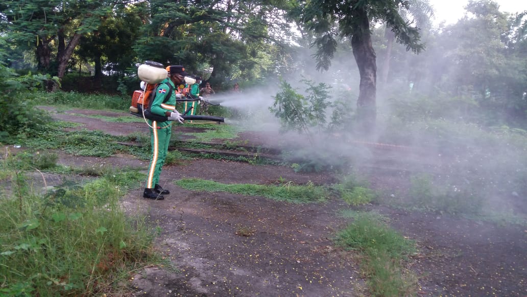 MOPC fumiga Parque del Este, Faro a Colón y sus alrededores ante plaga de mosquitos
