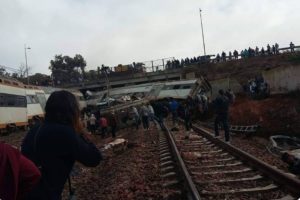 Video: al menos seis muertos tras descarrilarse un tren en Marruecos