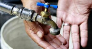 Reclaman servicio de agua potable en comunidad de Los Alcarrizos 