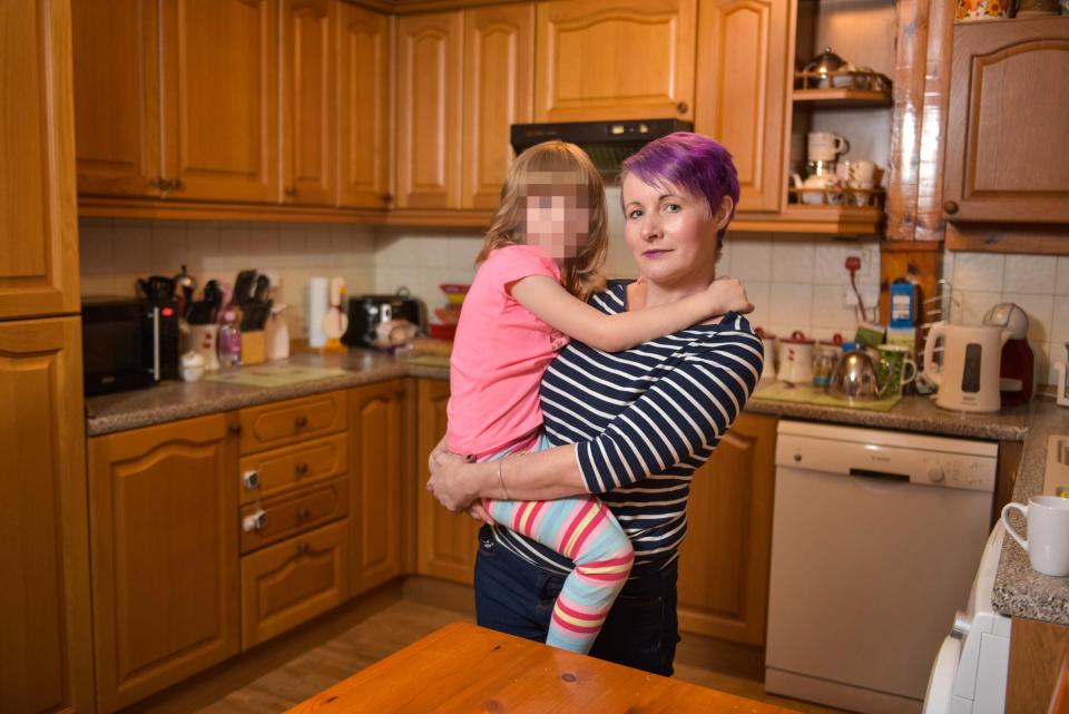 Niña de seis años salva a su madre de los abusos del padre en Inglaterra
