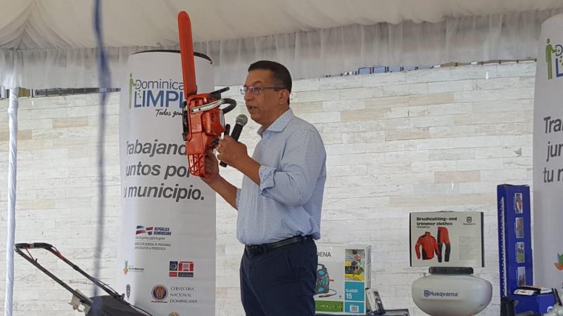 Dominicana Limpia entrega equipos a 100 alcaldías